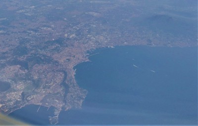 Napoli, golfo di Napoli, Bagnoli e a destra il Vesuvio.