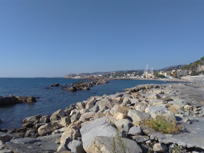 Mare Ligure ad Imperia - sullo sfondo il quartiere di Porto Maurizio.