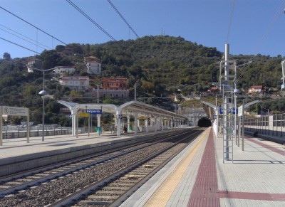 Stazione di Imperia. La stazione è dotata di 4 binari passanti, anche se sono utilizzati in prevalenza solo il 2 e 3.