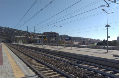 Stazione di Imperia, binari lato Genova e imbocco galleria Gorleri.