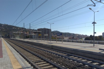 Stazione di Imperia, binari lato Genova e imbocco galleria Gorleri.