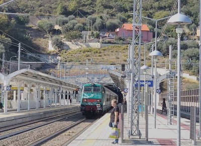 Treno Regionale Ventimiglia - Savona in arrivo ad Imperia