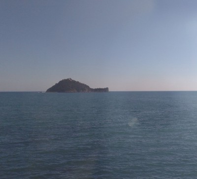 Panorama tra Alassio e Albenga. Isola Gallinara.