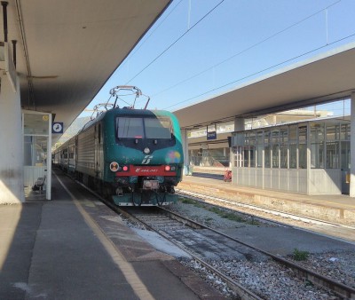 Treno Regionale Veloce 10134 Savona - Torino Porta Nuova. In coda in spinta la locomotiva elettrica E 464.041 (ADtranz anno di costruzione 2000). Il treno è in modalità parking.