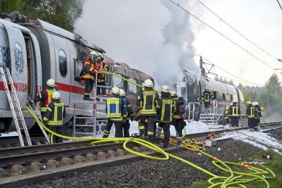 Vettura treno ICE 3 incendiata