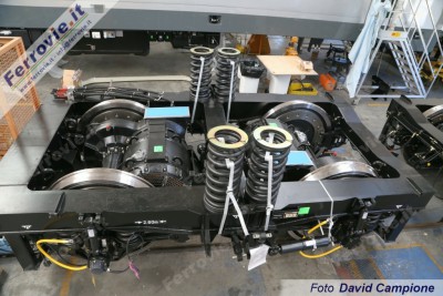 01685116.jpg (286.87 KiB) Visto 5856 volte Il carrello di una locomotiva E 483 (TRAXX 2 DC) con le molle elicoidali (flexicoil) della sospensione secondaria