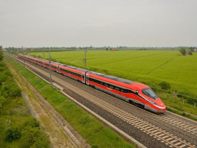 Un treno Frecciarossa 1000 nei pressi di Tavazzano, poco dopo l'inizio della linea ad alta velocità Milano-Bologna