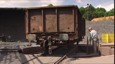 530812973-azionare-uno-scambio-cabina-di-blocco-rovesciare-scambio-ferrovia.jpg