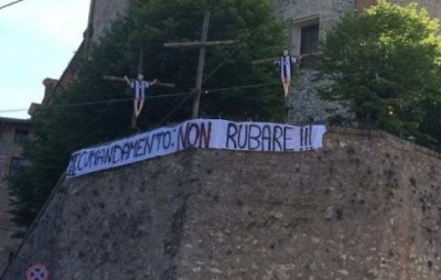 1496569941345_1496569969.jpg--champions_sfumata_e_sfotto_anti_juve__manichini_bianconeri_crocefissi_in_piazza.jpg