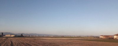 Panorama lungo la ferrovia tra Asti e Torino a Pessione (TO) - sullo sfondo la collina di Torino.