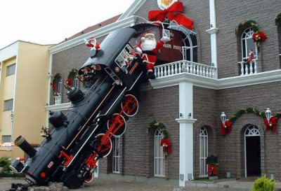 Santa-Train-Crash-776189.jpg