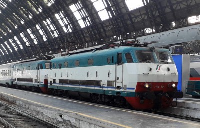 Una coppia di locomotive E 444 &quot;Tartaruga&quot; a Milano Centrale. Ormai sempre più rare, è difficile trovarle alla trazione di treni passeggeri, a maggior ragione in coppia. La E 444 007, in testa al treno, ha trainato il treno Intercity 652 da La Spezia Centrale e una unità probabilmente guasta o di rimando. La E 444.007 è stata costruita da Casaralta nel 1972 e riqualificata nel 1993.