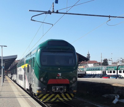 Un treno TSR a Varese Nord. I treni TSR costituiscono una evoluzione dei TAF, rispetto ai quali hanno migliori doti dinamiche ottenute grazie alla motorizzazione di un carrello per ogni unità anziché avere i soli carrelli di testa e coda motorizzati come i TAF. Migliori anche gli allestimenti interni, con spazi più ampi e accessibilità al piano superiore migliorata.