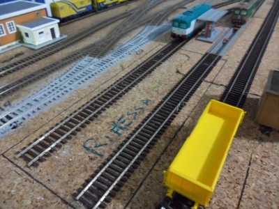 Rimessa loco a due stalli con rifornitore e fossa esterna e lungo binario di sosta .