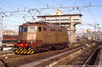 Una locomotiva E 424 a Milano Centrale nel 1991