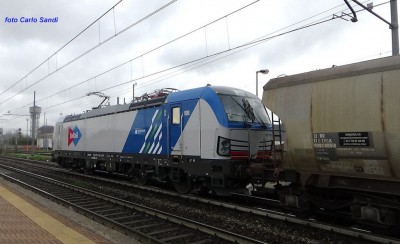 E 191.103 a Carmagnola (TO) con un treno di cereali di InRail.
