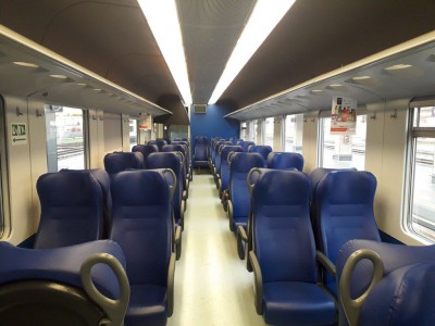 Interni vettura semipilota tipo X in servizio sul treno Regionale Torino Porta Nuova - Genova Brignole. La carrozza è stata riqualificata con sostituzione dei sedili, risistemazione generale e installazione impianto antincendio.
