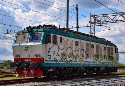 Appena arrivato, trovo ad aspettarmi una 652 particolare, in quanto ha i due tipi di logo Trenitalia, come visibile nella foto