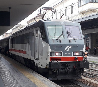 Locomotiva elettrica E 401.012 in coda al treno Intercity Milano-Napoli.