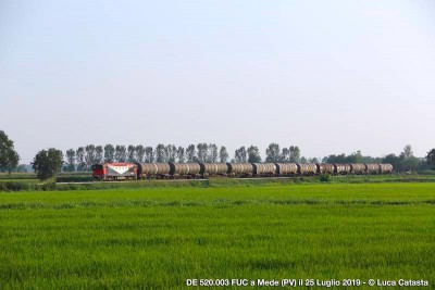 DE 520.003 con un merci di cisterne di Captrain a Mede (PV)