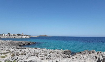 Isola delle Femmine - Mare Tirreno. Sullo sfondo l'isola che da il nome al paese.