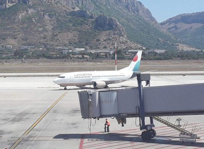Boeing 737-300 di Lumiwings in arrivo all'aeroporto di Palermo Punta Raisi