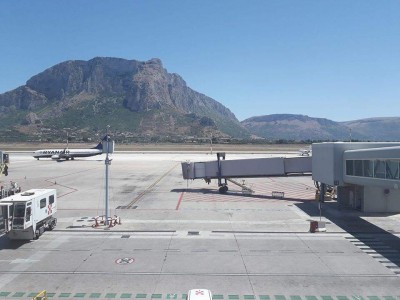 Aeroporto di Palermo Punta Raisi e monti circostanti.