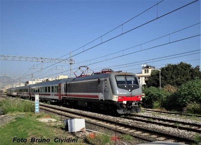 E 464.334 in uscita da Palermo Centrale