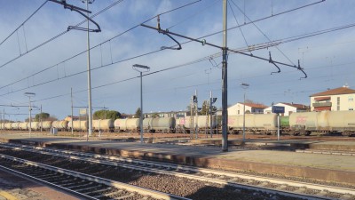 Stazione di Faenza e carri per il trasporto vino.