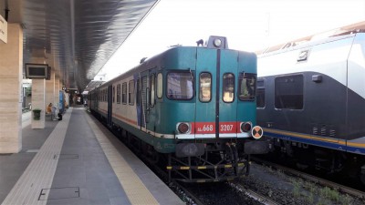 Automotrice ALn 668.3207 in servizio sul treno regionale per Carbonia Serbariu. Il mezzo è stato costruito da Fiat Ferroviaria Savigliano nel 1981 e fa parte della serie più moderna di questa numerosa famiglia di automotrici diesel.