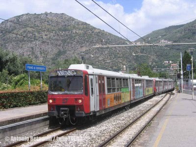 Treno serie T21 di partenza