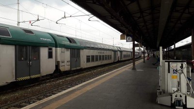 Un treno completo di vetture Doppio Piano di Trenord a Verona il 7 Marzo 2020