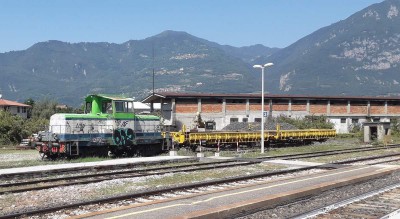 Stazione di Pisogne - locomotiva diesel-elettrica DE 500-03  FNM accantonata. Il mezzo, precedentemente utilizzato per la trazione di treni cantiere, risulta essere in vendita come rottame.