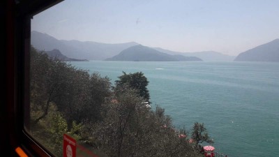 Panorama del lago di Iseo da bordo del treno