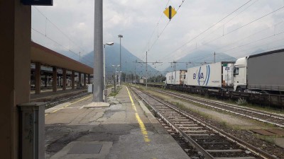 Stazione di Domodossola: binari lato Svizzera ed un treno RoLa