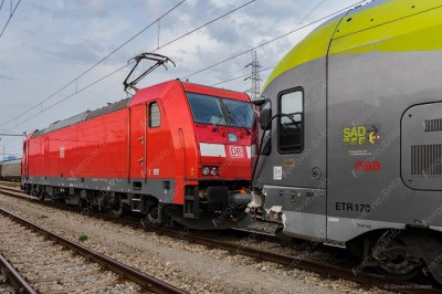 Treno danneggiato dalla frana