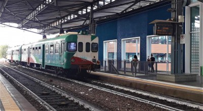 Un rimorchio Ln 880 in composizione al treno per Suzzara di Trenitalia-Tper. L'unità motrice è una ALn 663.