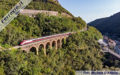 Un treno Frecciarossa sulla linea Napoli-Salerno via Torre Annunziata