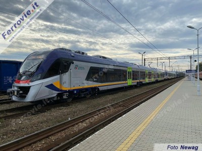 I due treni Newag Impuls pronti a partire da Nowy Sącz, sede dello stabilimento Newag di produzione.