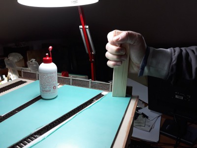 Posa e pressatura manuale del pezzo