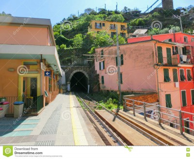 vista-del-villaggio-di-vernazza-dalla-stazione-ferroviaria-75884274.jpg