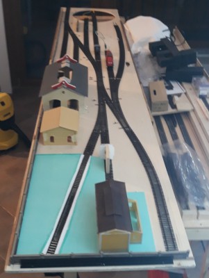 13.jpg (127.06 KiB) Visto 6331 volte Vista della zona dei tronchini G1 e M1, con la rimessa piccola, la costruzione adibita ad ufficio e la rimessa principale