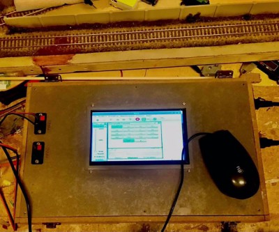 Pannello frontale con schermo touch e uscite per alimentare binario di corsa e binario di programmazione