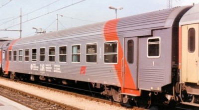 La carrozza MDVE con cassa in acciao inox nella livrea di origine