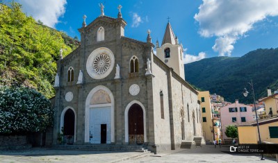 cinque-terre-riomaggiore-church-of-san-giovanni-battista.jpg