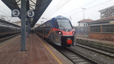 Treno ETR 104 in stazione a Rivarolo Canavese.