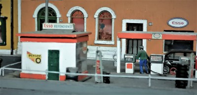 Il benzinaio fa il pieno ad una BMW che non c'entra nulla con l'epoca .........