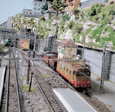 Vista d'infilata del piazzale di stazione Matese west.
