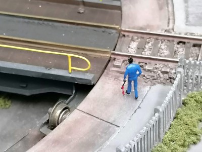 P.G. inserviente con bandiera per manovra locomotive.