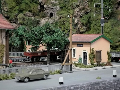 Lampisteria , sul retro, palo A.T. aggiunto di recente dotato di trasformatore e di cavo di discesa.